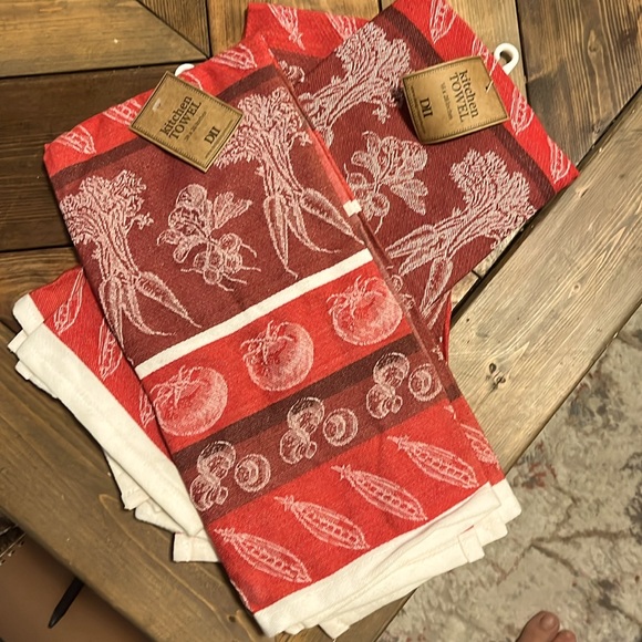 Set of three kitchen towels. NWT, great holidays color. 18”x28” - Picture 1 of 3